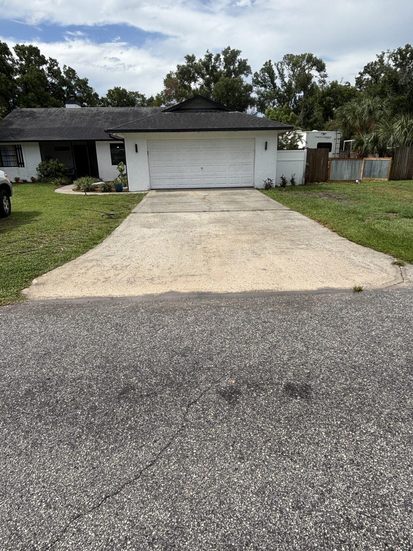 Streak-free exterior window cleaning in Tampa by Tampa Twinkles
